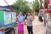 Ditresnarkoba Polda Kepri Tebar Semangat Merah Putih, Salurkan Sembako dan Ratusan Bendera kepada Warga Tanjung Uma