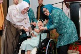 Sentuhan Kepedulian Erlita Amsakar, 30 Penyandang Disabilitas di Batam Terima Bantuan Kursi Roda
