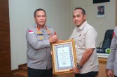 Kapolda Kepri Serahkan Penghargaan Kapolri kepada Lima Satker Berpredikat Pelayanan Prima