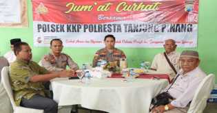 Polresta Tanjungpinang Bersama Polsek KKP Gelar Jumat Curhat di Pelabuhan Tanjung Merbau