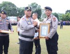 Kapolda Kepri Apresiasi Personel Berprestasi dalam Upacara Hari Kesadaran Nasional di Mapolda Kepri