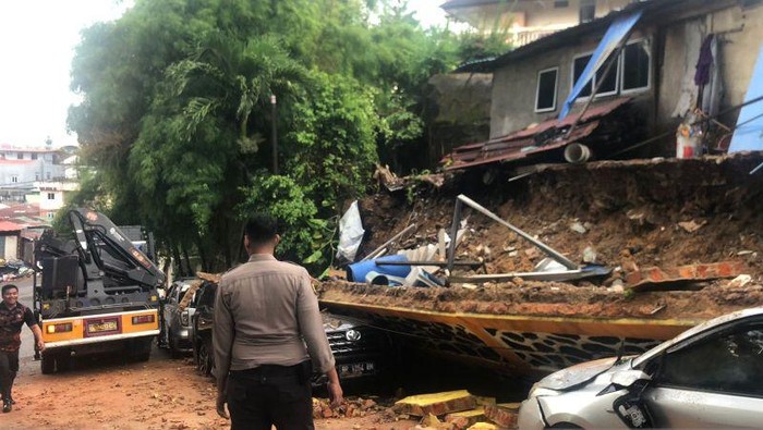 Tembok Pembatas Roboh Timpa 3 Mobil di Batam