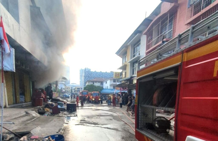 Damkar Sei Panas Berhasil Padamkan Kebakaran Kios di Pasar Angkasa Batam