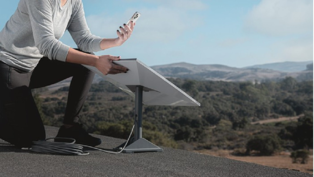Elon Musk Pamer Antena Starlink, Bisa Masuk Tas Harga Jauh Lebih Murah
