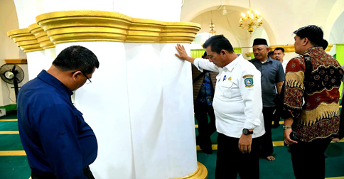Ansar Tinjau Pemasangan Karpet Masjid Raya Sultan Riau Penyengat, Pesanan Khusus dari Turki