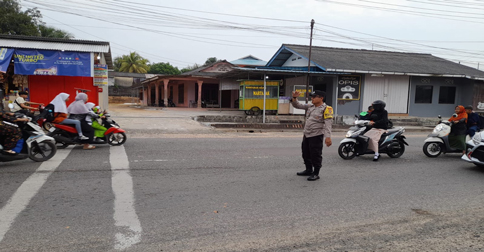 Berikan Rasa Aman, Polresta Tanjungpinang Bantu Anak Sekolah Sebrangi Jalan