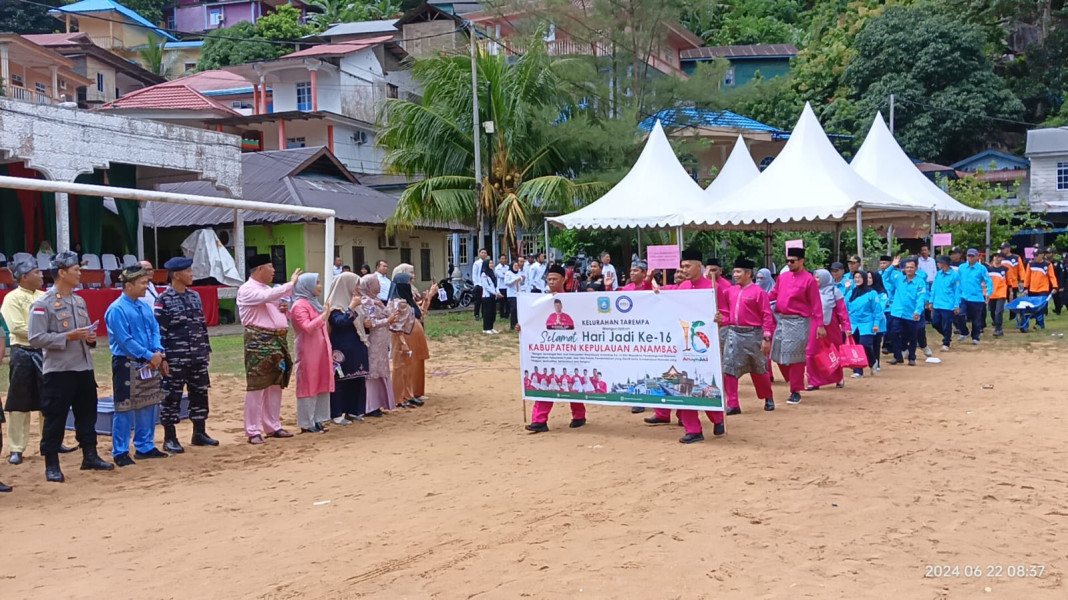 Hujan Deras Warnai Pawai Pembangunan, Syamsir: Maju Terus Pantang Mundur
