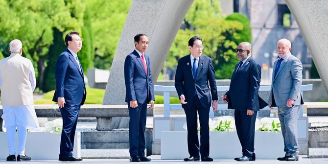 Jokowi Kunjungi Hiroshima Peace Memorial Park, Beri Penghormatan ke Para Korban