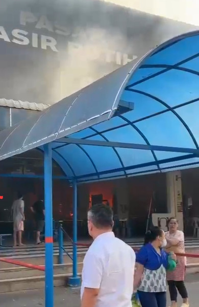 Pusat Jajanan di Pasar Pasir Putih Batam Terbakar