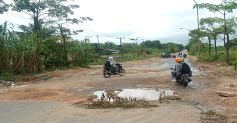 Jalan Depan Kawasan Industri Taiwan Nongsa Rusak Parah