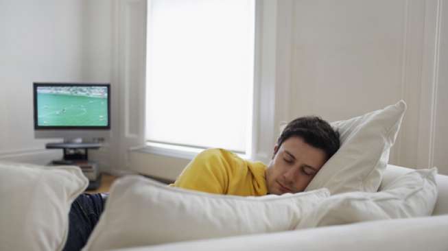 Anda Suka Tidur dengan TV Menyala? Ini Bahayanya Bagi Fungsi Kardiovaskular