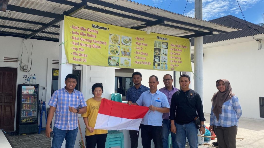 Polda Kepri Ajak Warga Kibarkan Merah Putih, Ditresnarkoba Bagikan 40 Bendera di Nongsa
