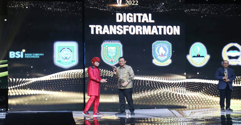 Gubernur Ansar Terima Anugerah Indonesia Award Inews 2022 Kategori Transformation Digital
