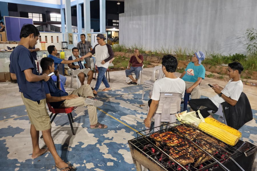 Ayam Broiler Bikin Ribut, Ayam Kampung Jadi Penutup: Kisah Serius yang Tidak Serius di Fasum Biru