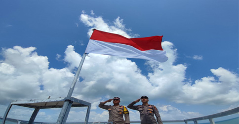 Polsek Bintan Timur Kibarkan Bendera Merah Putih di Pulau Terluar Indonesia