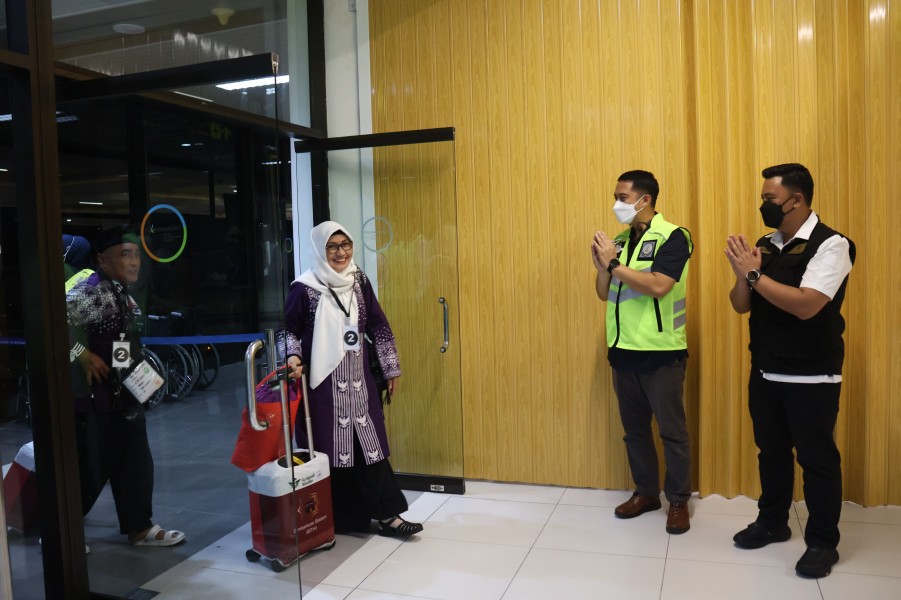 Kepulangan Jemaah Haji Asal Batam Disambut Langsung oleh Danlanud Hang Nadim