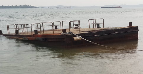 Dua Tahun Bangkai Ponton Pelabuhan Bulang Linggi Terbengkalai di Pantai Tanjunguban
