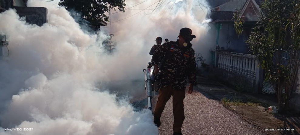 Cegah DBD, Relawan Ansor Banser Tanjungpinang Lakukan Fogging dan Sosialisasi Kesehatan