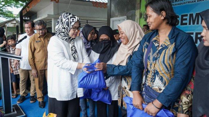 Marlin Agustina Bagikan 4.100 Paket Sembako Bersubsidi Untuk Warga Nongsa Batam