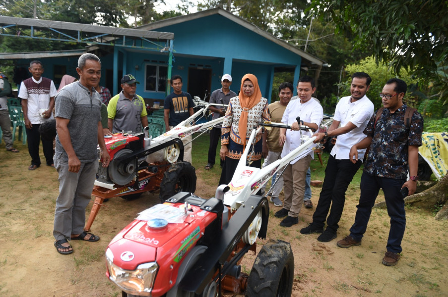 Ketua TP-PKK Kepri Serahkan 9 Unit Traktor Tangan