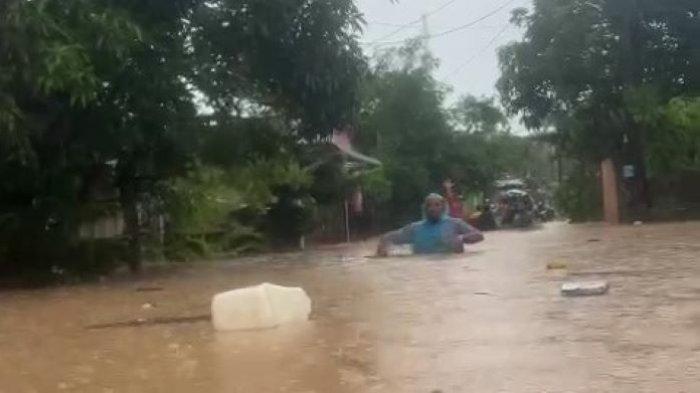 Banjir Merendam Permukiman Warga Tembesi Tower, Ketinggian Air Mencapai 1,5 meter