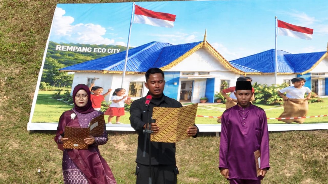 Pengibaran Merah Putih Warnai Kebersamaan MEG dan Warga Rempang Galang