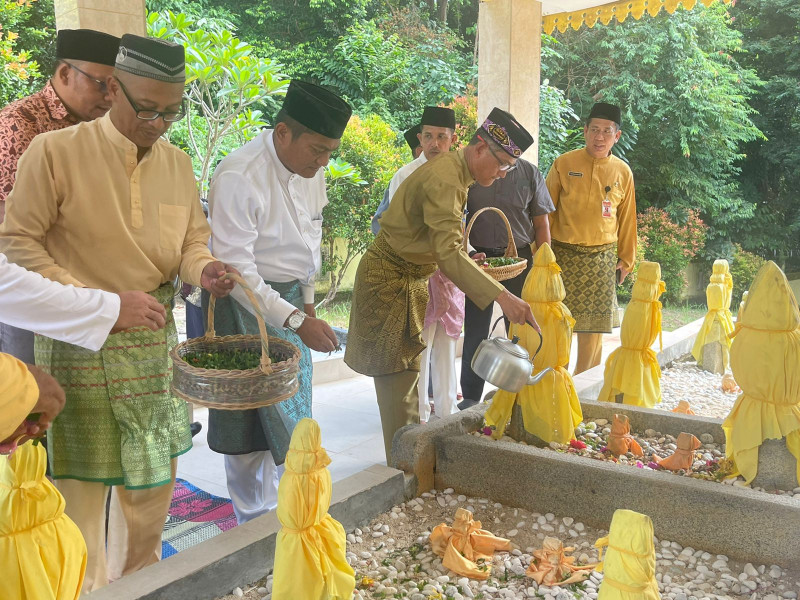 Dispora, KONI Batam Bersama Stakeholder Tabur Bunga di Makam Pahlawan