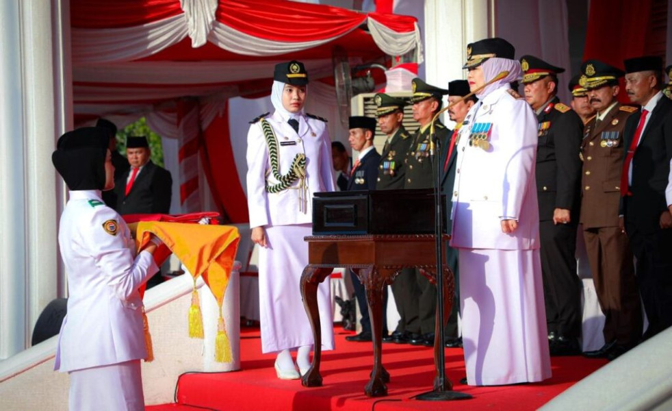Marlin Agustina Pimpin Upacara Penurunan Bendera HUT RI di Gedung Daerah