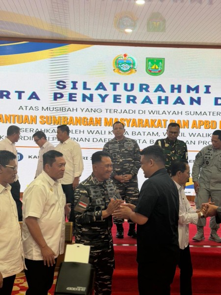 Kodaeral IV TNI AL Bersama Pemko Batam Kirim Bantuan Kemanusiaan untuk Warga Terdampak Bencana di Sumatera Utara