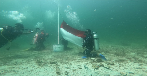 45 Penyelam TNI-Polri Sukses Kibarkan Bendera Merah Putih di Bawah Laut Batam