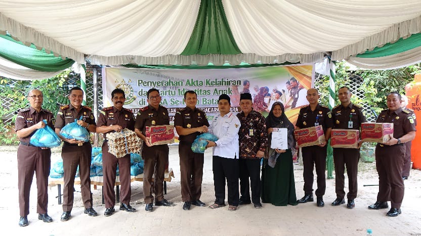 Kejari Batam Lanjutkan Pendampingan LKSA, JAMWAS RI Serahkan Akta Kelahiran dan KIA kepada 100 Anak