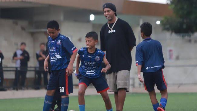 Ronaldinho Beri Sinyal Latih Klub Sepak Bola Indonesia