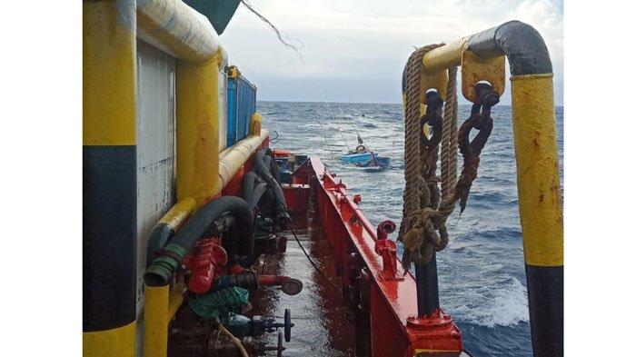 Kapal Nelayan Anambas Bocor Dihantam Ombak, 3 Orang Selamat Ditolong Kru Kapal Star Energy
