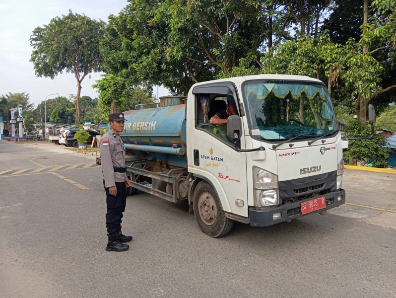 Jaga Kondusivitas, Polda Kepri Kawal Distribusi Air Bersih ABH di Batu Ampar