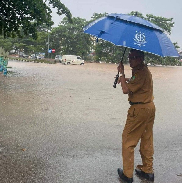 Drainase Tersumbat, Mobil Mogok dan Terjebak dalam Genangan Banjir