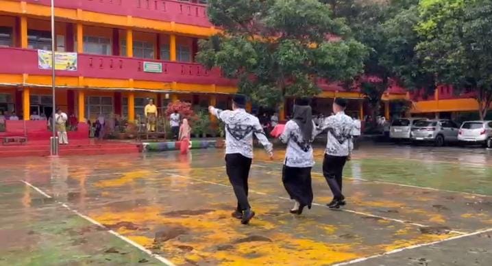 Upacara Hari Guru di SMKN 2 Batam Tetap Khidmat Meski Diguyur Hujan