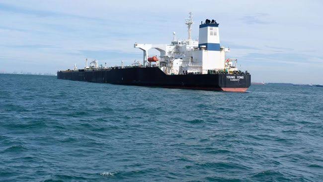 Tanker Asing Memuat Ribuan Ton Minyak Kandas di Periran Kepri