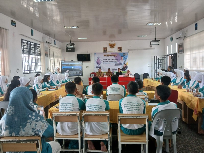 Di Sekolah Tanpa Perpustakaan, Alfida Hasan Menyalakan Api Literasi di Tanjung Uncang
