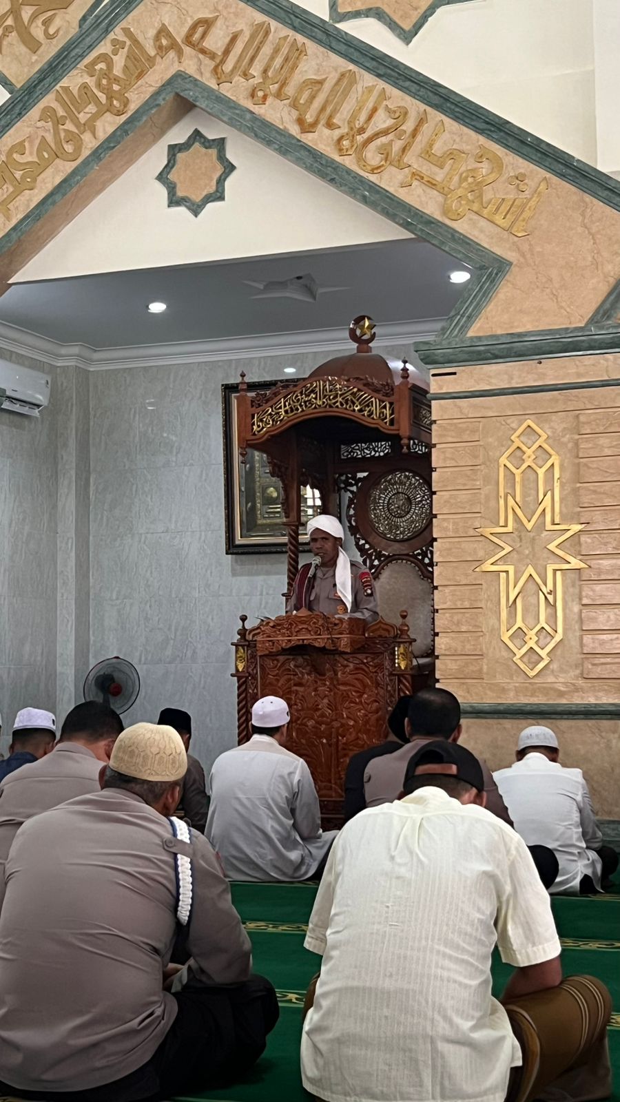 Aipda Nulkarim Bao Jadi Khatib Jumat di Polda Kepri, Suara Lantang dan Merdu Bikin Jamaah Terpukau