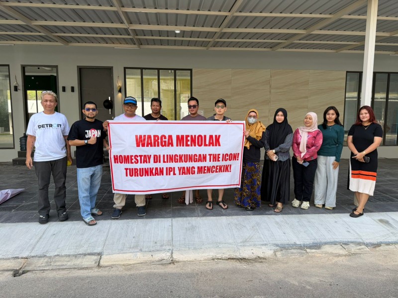 Protes Warga The Icon Central Memuncak, Spanduk Penolakan Homestay dan IPL Tinggi Terpasang