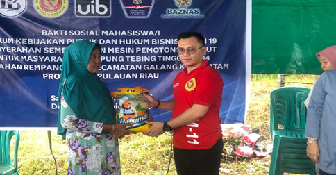 PKM Magister Ilmu Hukum UIB di Kampung Tebing Tinggi Batam Betabur Hadiah