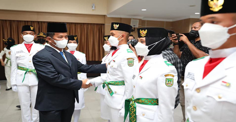 Muhammad Rudi Kukuhkan 36 Anggota Paskibra Upacara HUT RI ke-77 di Batam