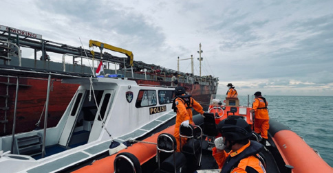 Pangkalan PLP Tanjunguban Evakuasi Jenasah ABK Yang Meninggal Dunia di MT Zilvia