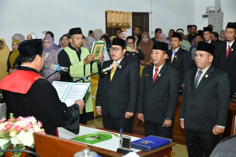 Rusdi Resmi menjabat Sebagai Pimpinan DPRD Natuna Priode 2024-2029