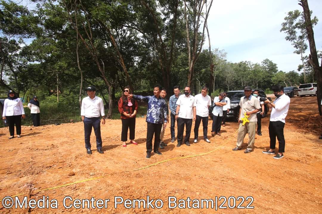 Rudi Tinjau dan Ukur Langsung Lokasi Pensnanman Pohon Jati Emas