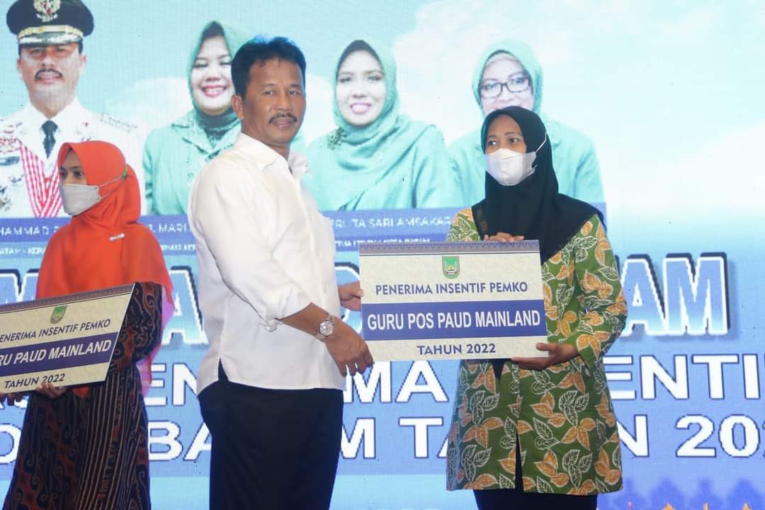 Muhammad Rudi Serahkan Insentif 1.243 Guru Swasta di 3 Kecamatan