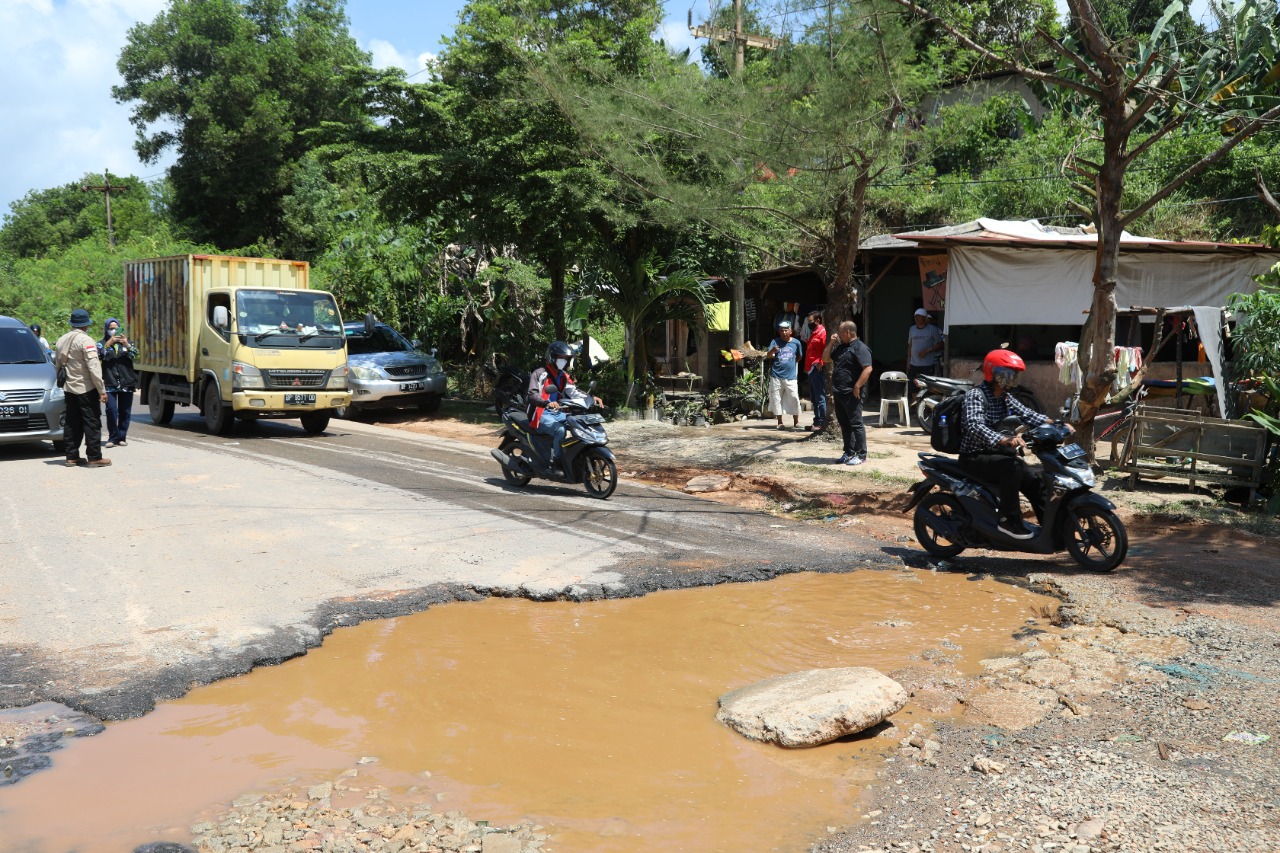 Jalan Provinsi Hang Kesturi Kabil Tak Kunjung Diperbaiki, Kontrak Sejumlah Perusahaan Terancam Dibatalkan