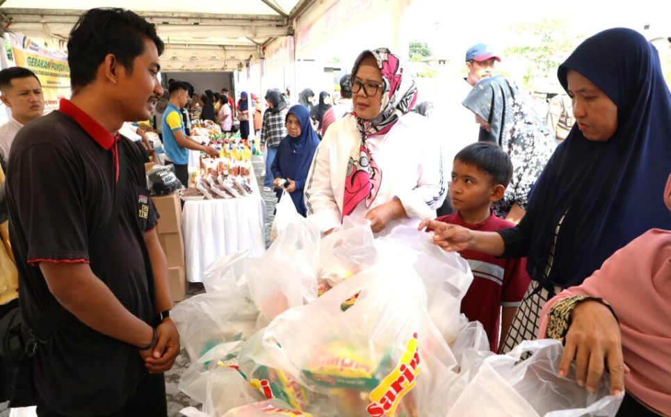 Tinjau GPM, Marlin Borong Dagangan UMKM dan Bagikan Gratis ke Warga