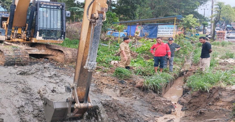 Jalan Menuju Galangan Kapal Sei Lekop dan Pelabuhan Sagulung Rusak Parah