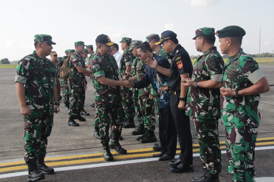 Danlanud Hang Nadim Sambut Kedatangan Panglima TNI di Bandara Internasional Batam